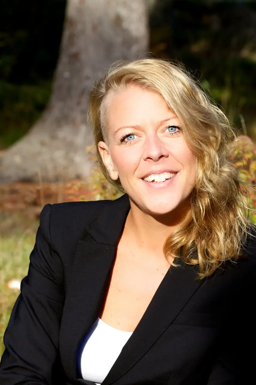 Porträtt av Maria Cole i dagsljus